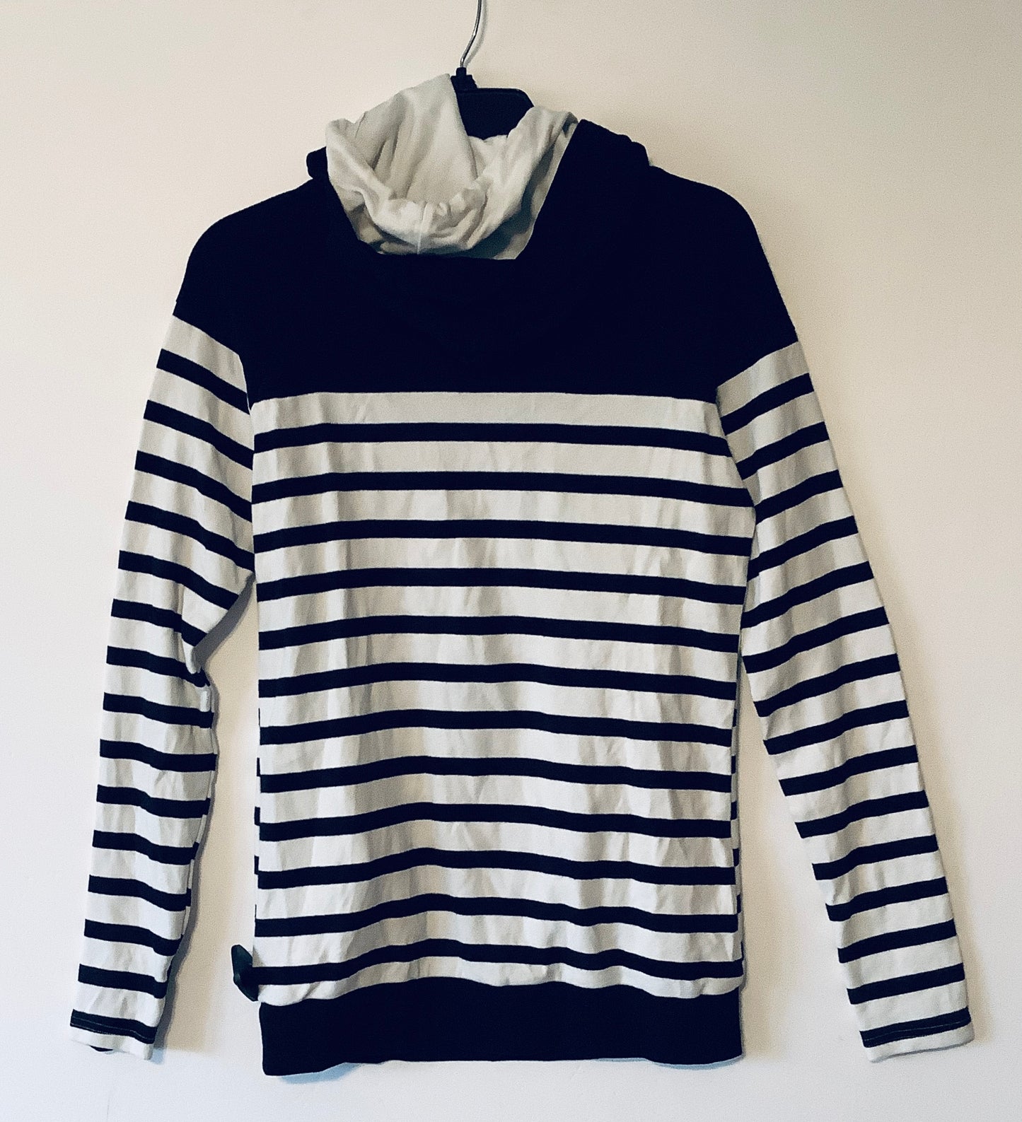 Sweatshirt Hoodie By Clothes Mentor In Striped Pattern, Size: Xs