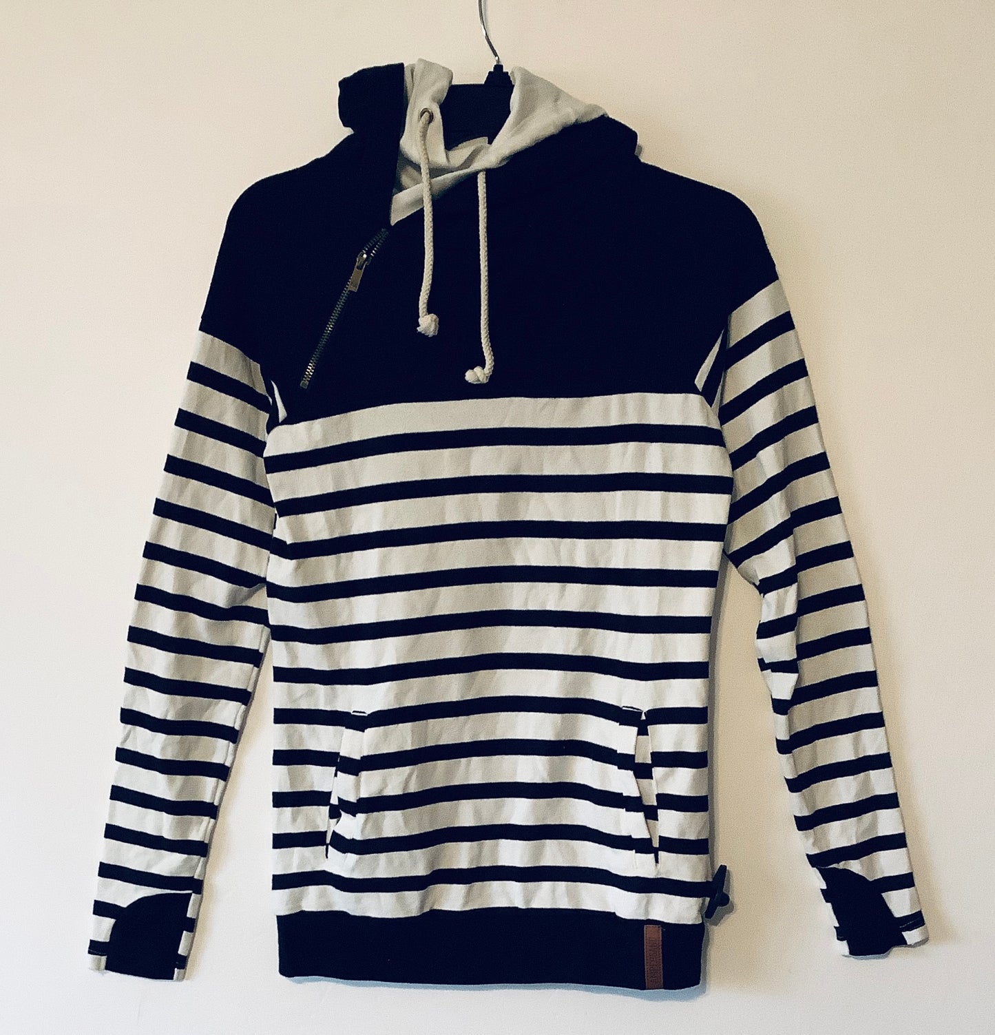 Sweatshirt Hoodie By Clothes Mentor In Striped Pattern, Size: Xs