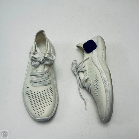Shoes Sneakers By Clothes Mentor In White