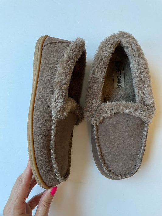 Slippers By Minnetonka In Taupe, Size: 7