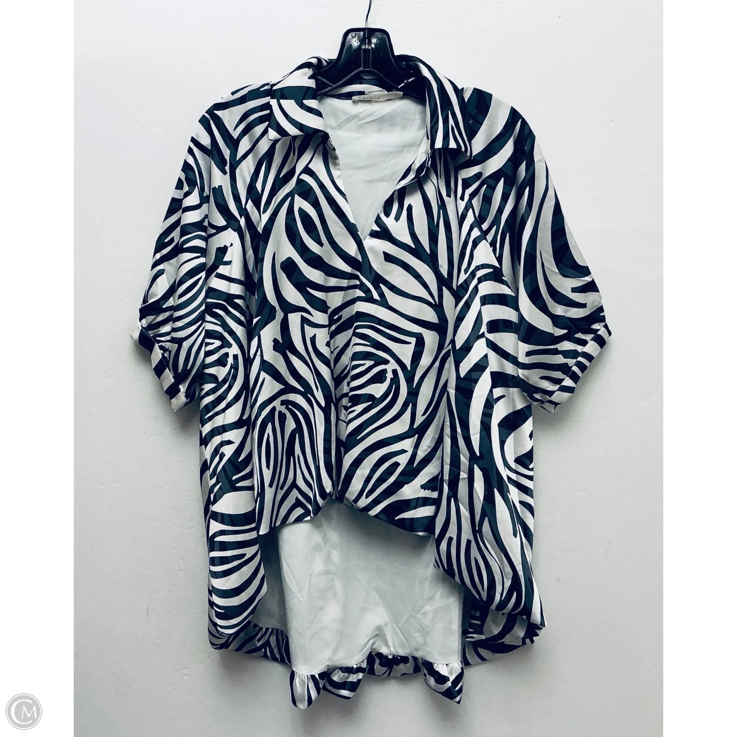 Top Short Sleeve By Clothes Mentor In Black & White, Size: M