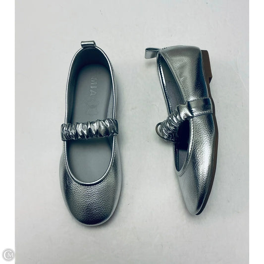 Shoes Flats By Mia In Silver, Size: 6