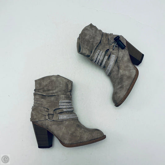 Boots Ankle Heels By Daisy Fuentes In Tan, Size: 7