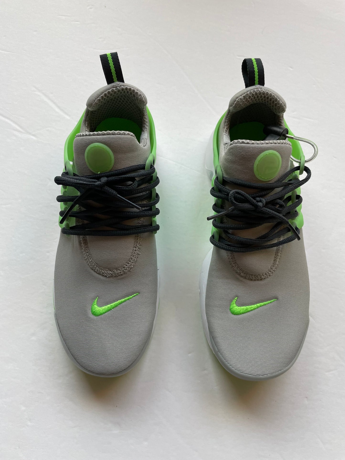 Shoes Athletic By Nike In Green & Grey, Size: 7.5