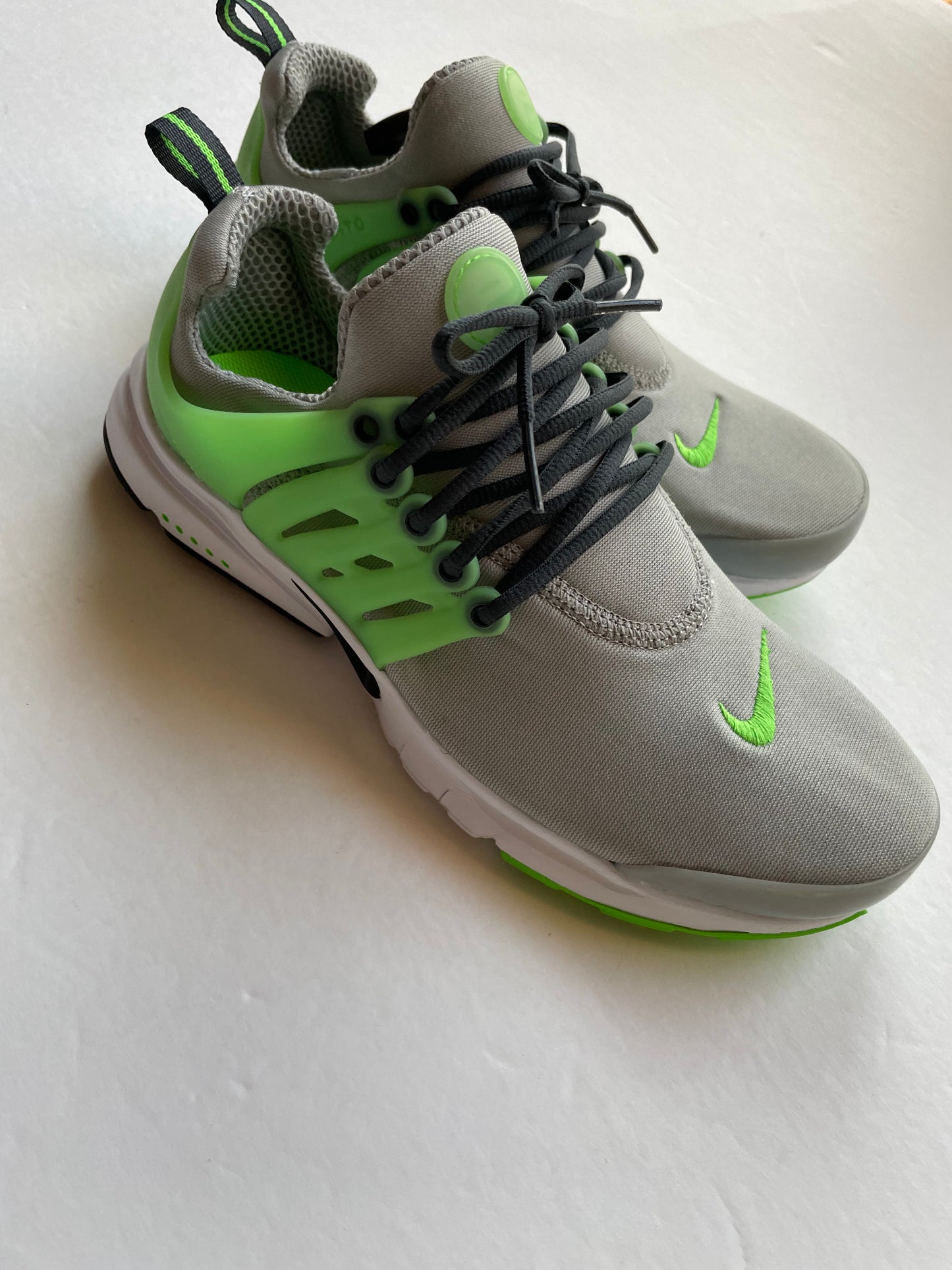 Shoes Athletic By Nike In Green & Grey, Size: 7.5