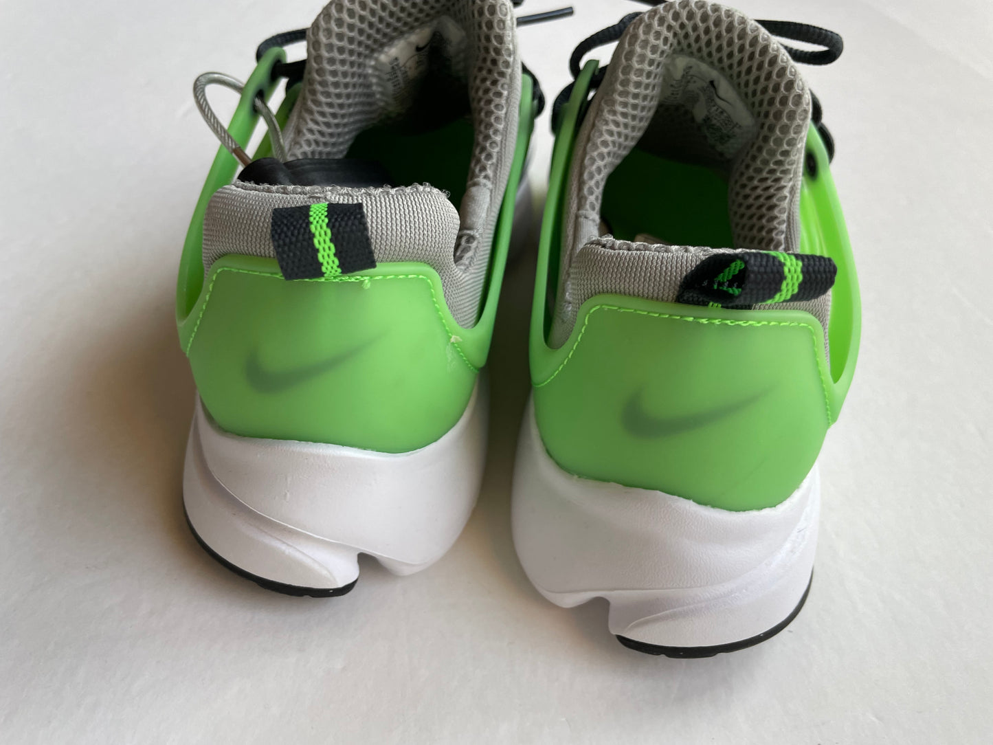 Shoes Athletic By Nike In Green & Grey, Size: 7.5