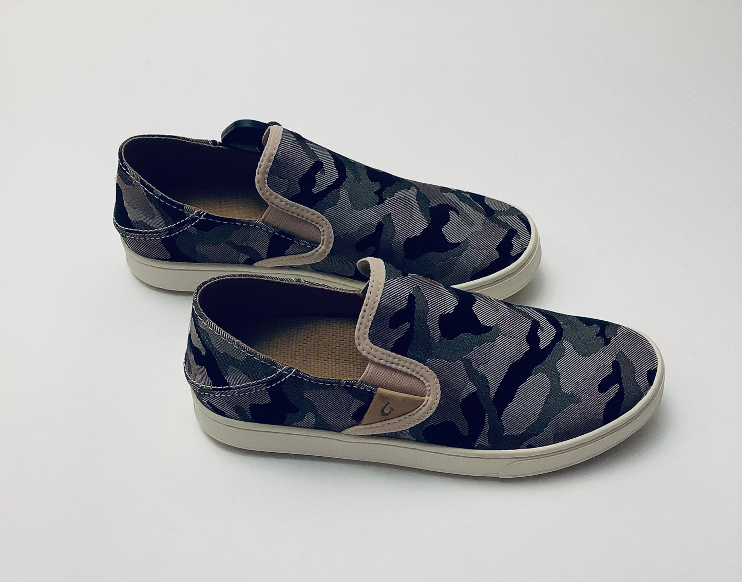 Shoes Flats By Olukai In Camouflage Print, Size: 7.5