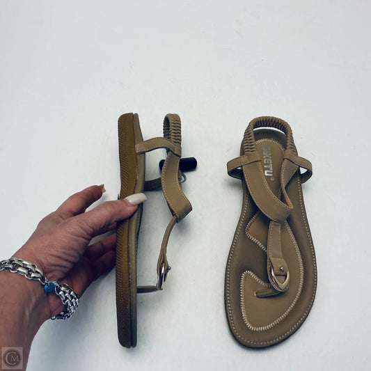 Sandals Flats By Clothes Mentor In Tan, Size: 8.5