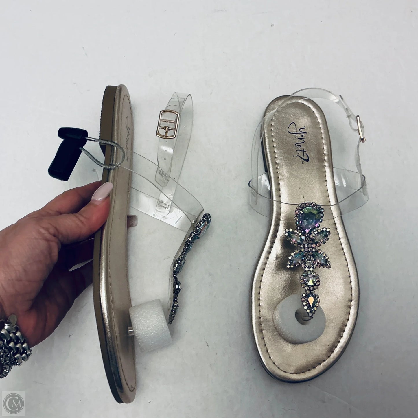 Sandals Flip Flops By Clothes Mentor In Gold, Size: 8.5