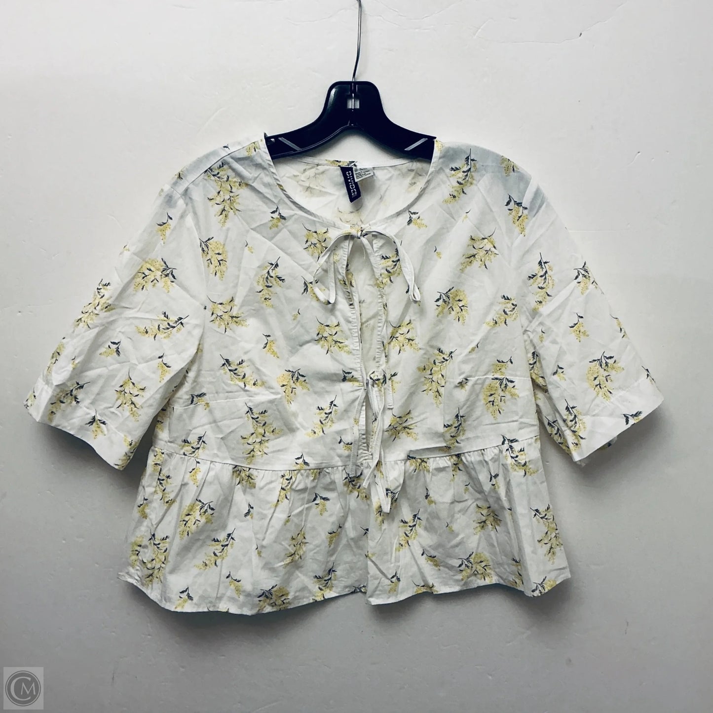 Top Short Sleeve By Divided In Cream, Size: L