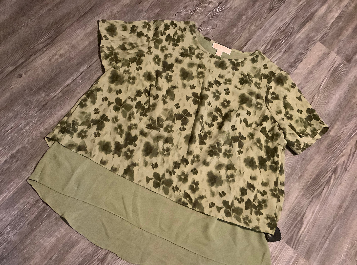 Top Short Sleeve By Michael Kors In Green, Size: 1x