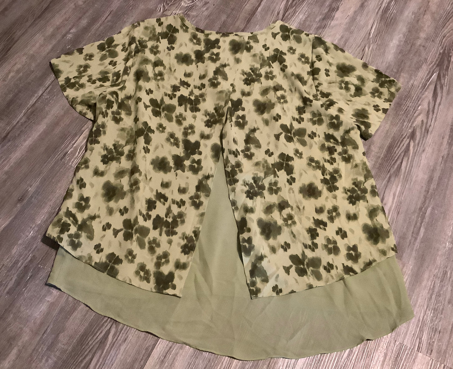 Top Short Sleeve By Michael Kors In Green, Size: 1x