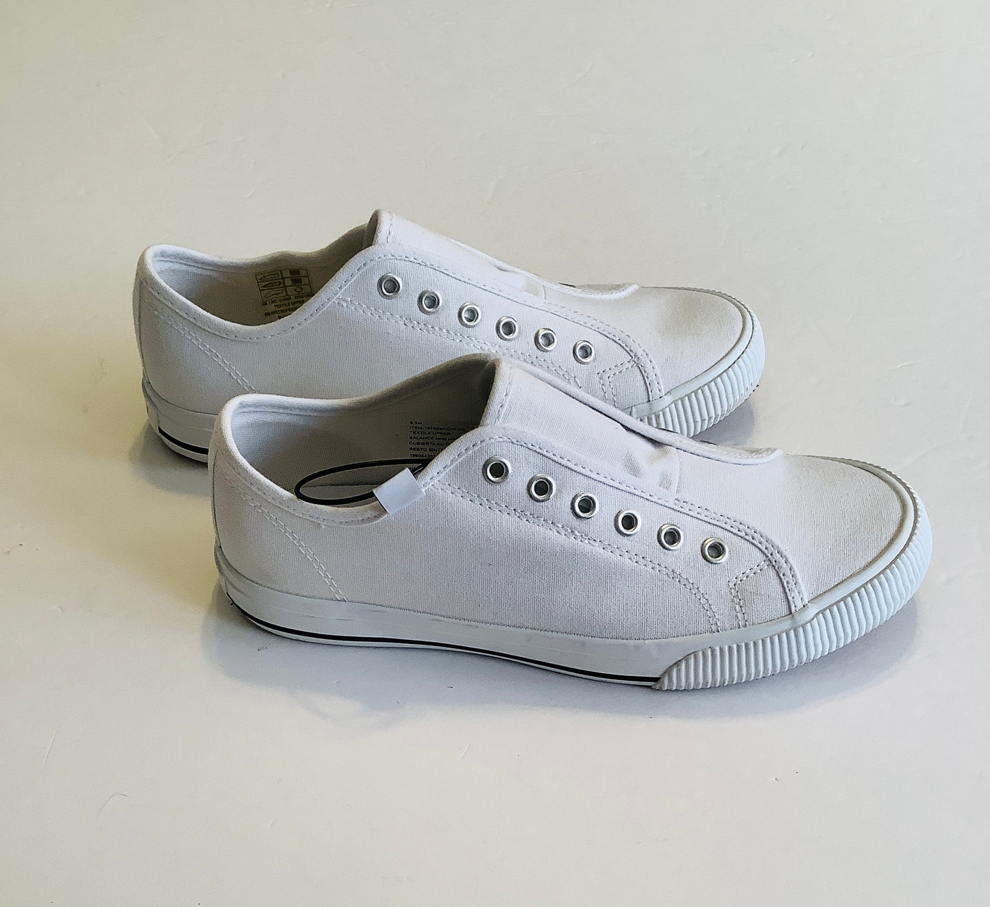 Shoes Sneakers By Clothes Mentor In White, Size: 6.5