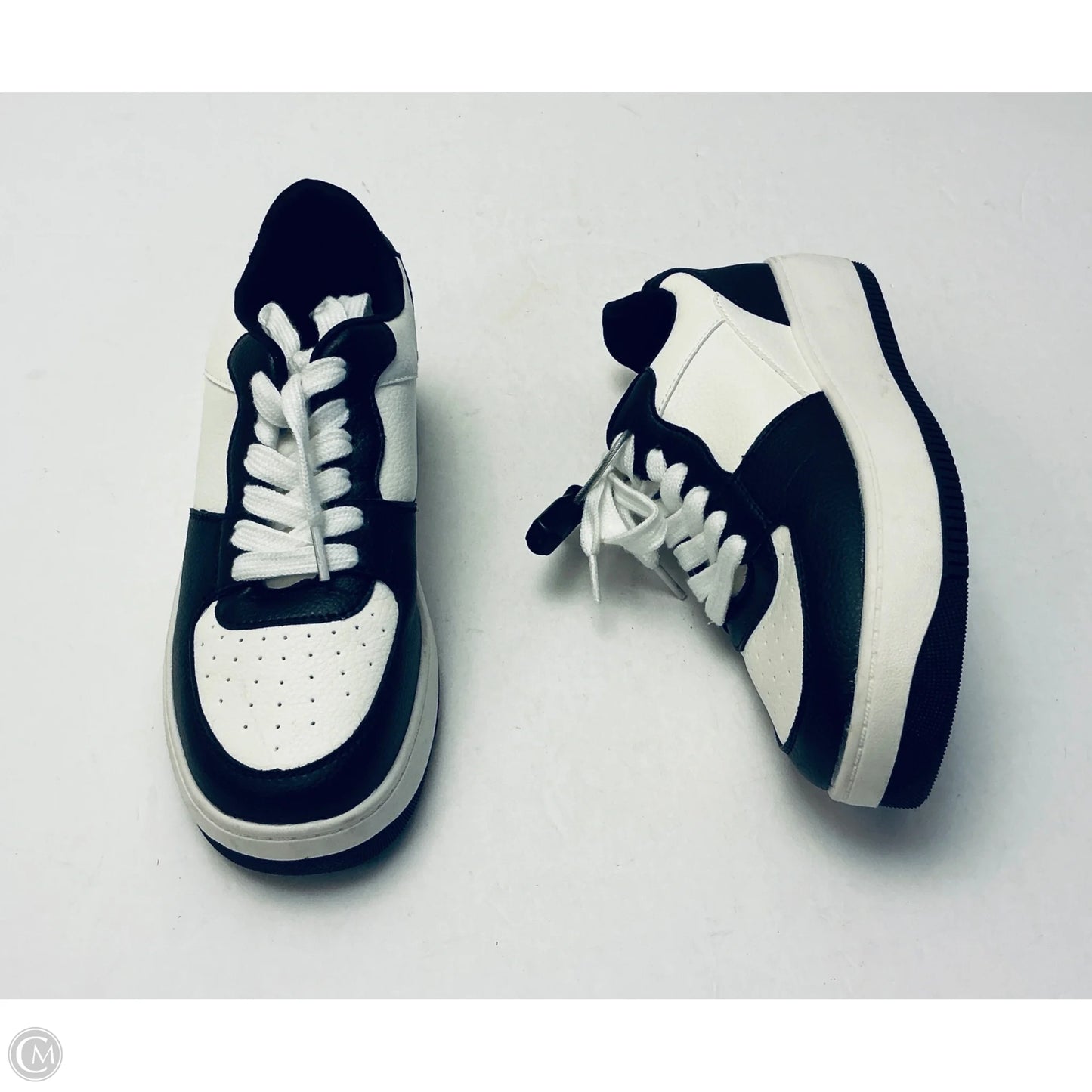Shoes Athletic By Clothes Mentor In Black & White, Size: 7