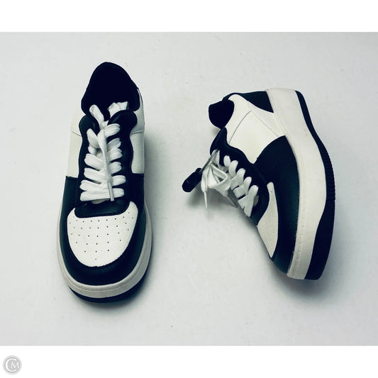 Shoes Athletic By Clothes Mentor In Black & White, Size: 7