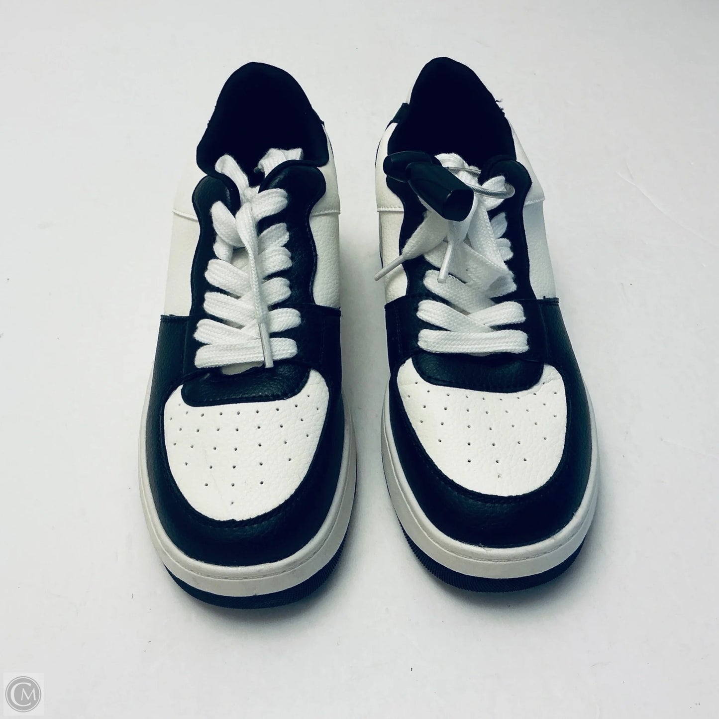 Shoes Athletic By Clothes Mentor In Black & White, Size: 7