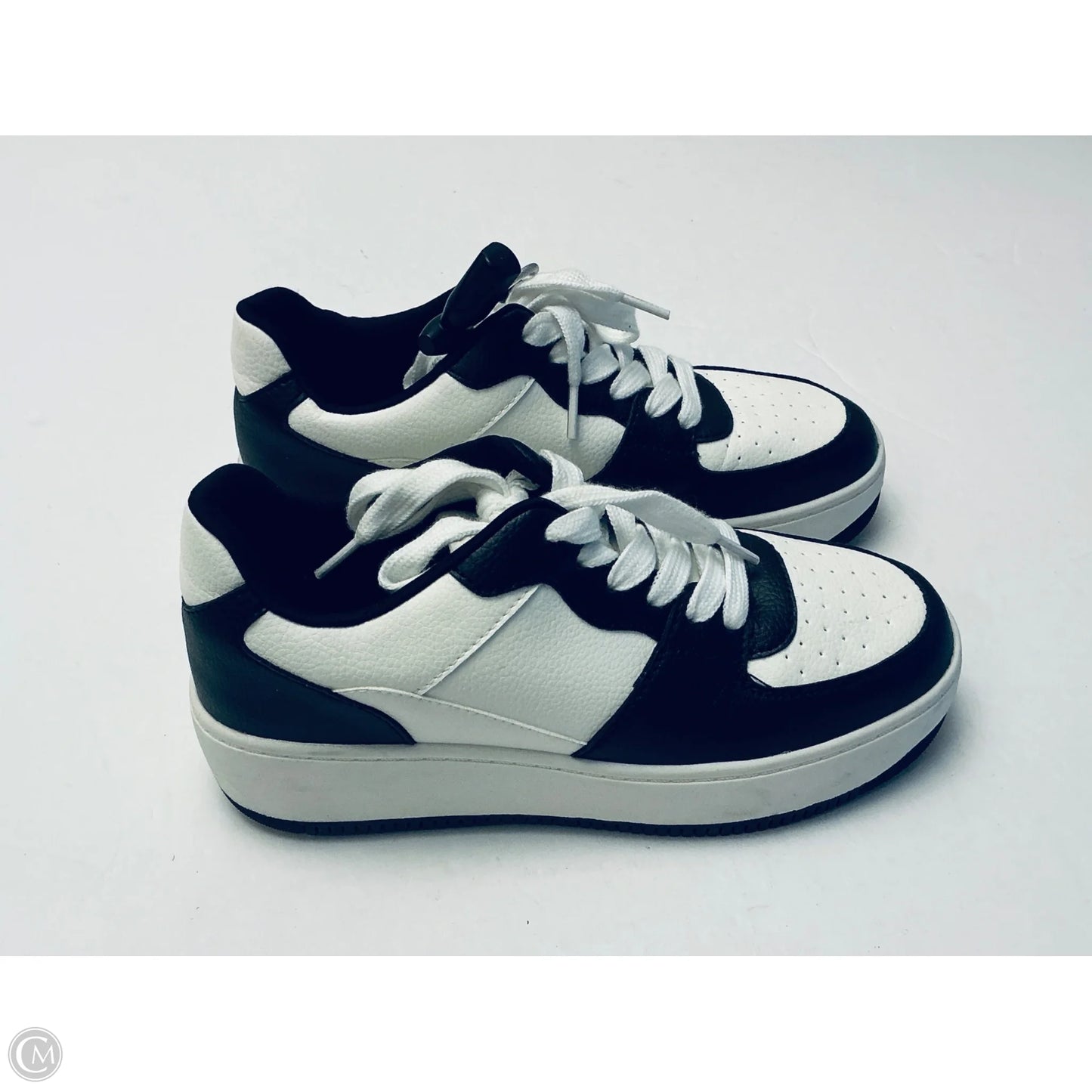 Shoes Athletic By Clothes Mentor In Black & White, Size: 7