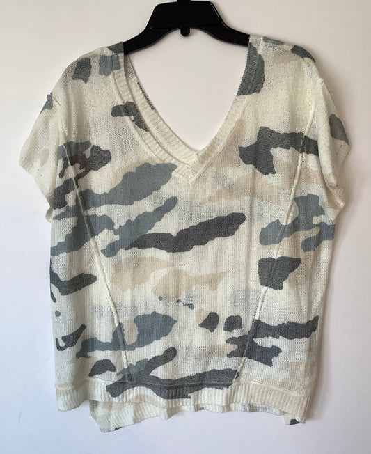 Top Short Sleeve By Pol In Camouflage Print, Size: S