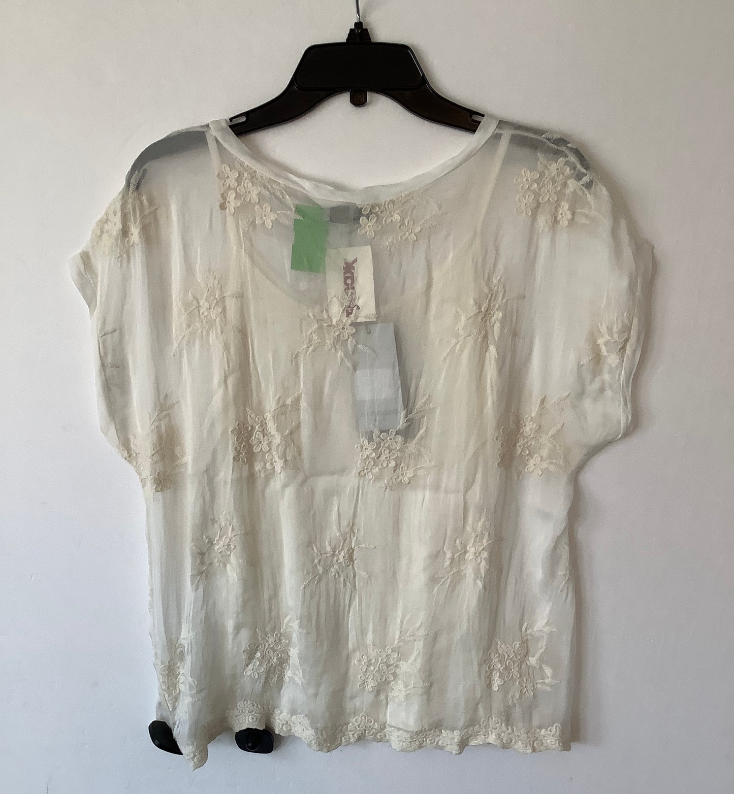 Top Short Sleeve By Clothes Mentor In Cream, Size: M