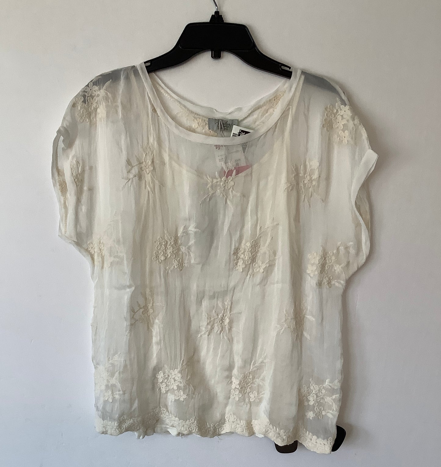 Top Short Sleeve By Clothes Mentor In Cream, Size: M