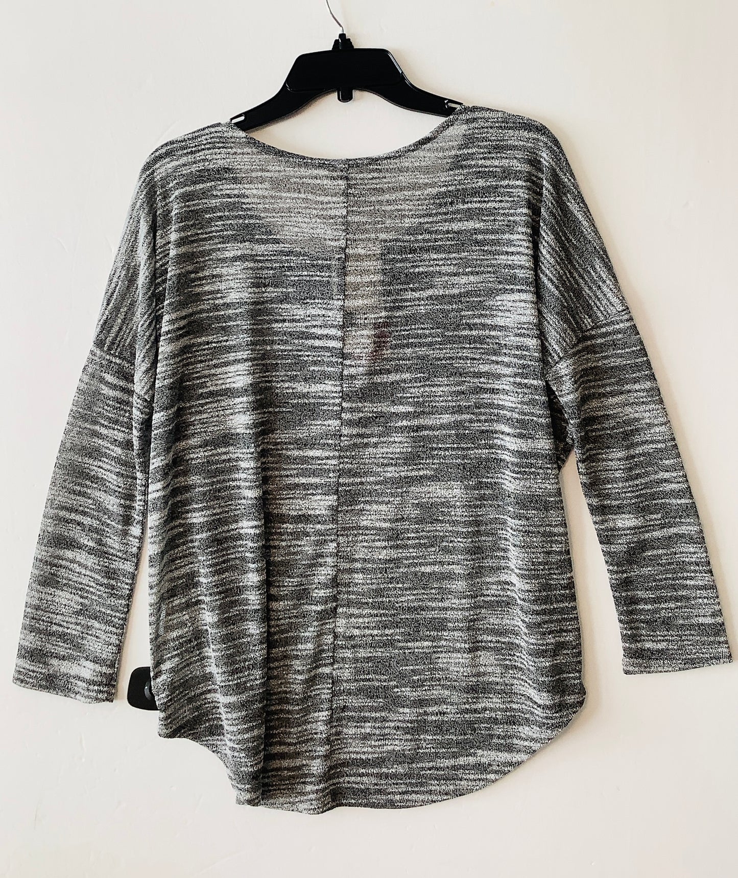 Top Long Sleeve By Olive And Oak In Grey, Size: M