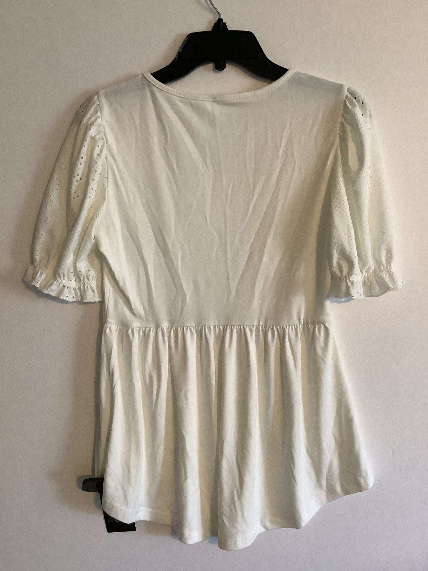 Top Short Sleeve By Clothes Mentor In White, Size: S