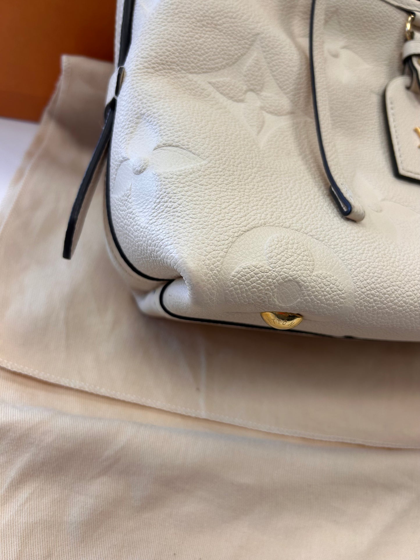 Handbag Luxury Designer By Louis Vuitton, Size: Medium