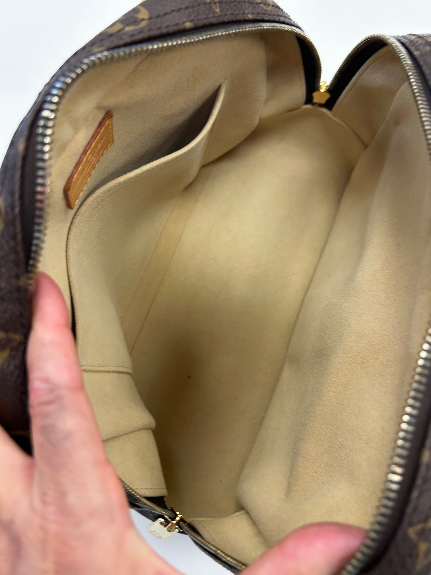 Handbag Luxury Designer By Louis Vuitton, Size: Medium