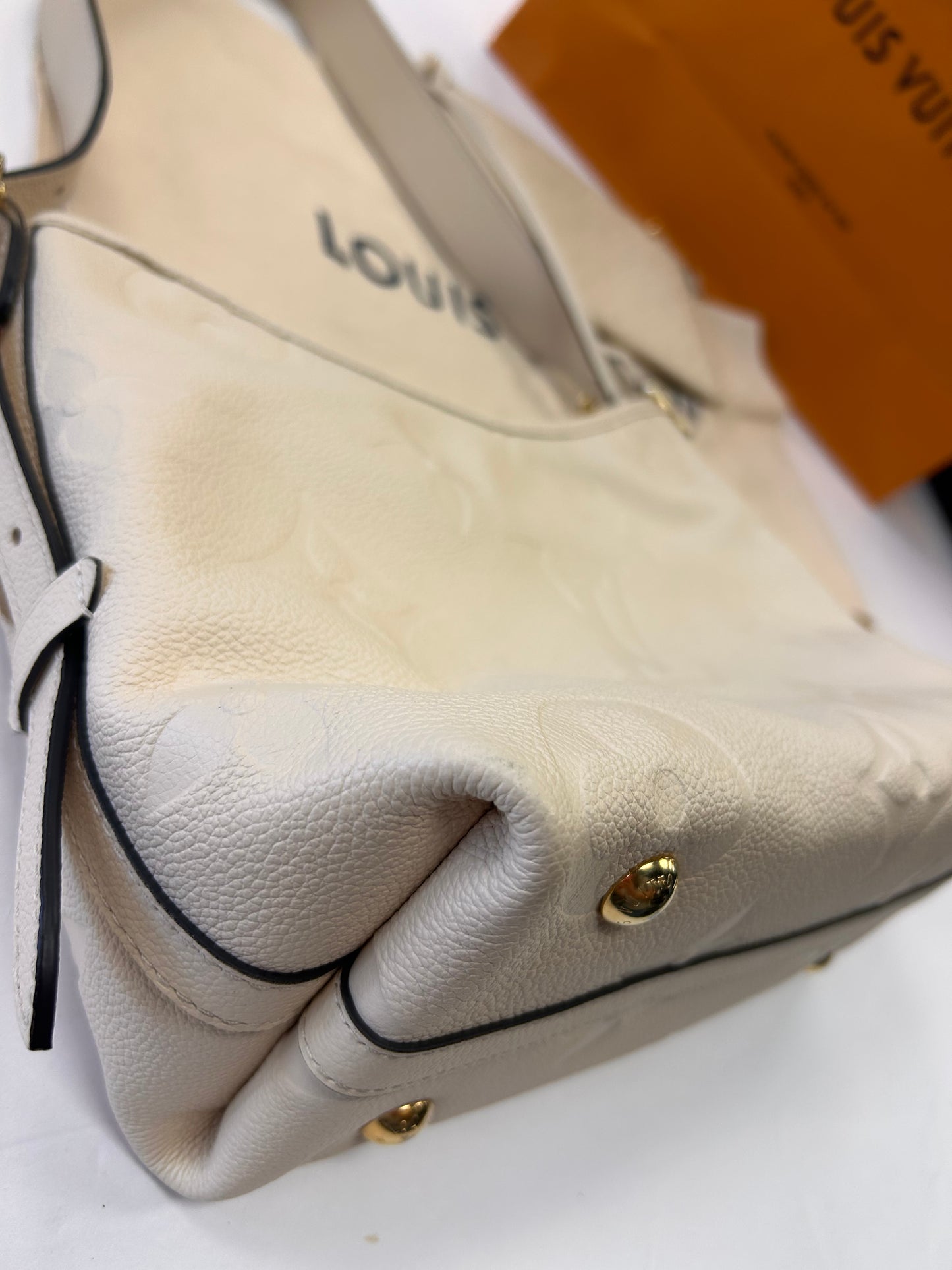 Handbag Luxury Designer By Louis Vuitton, Size: Medium