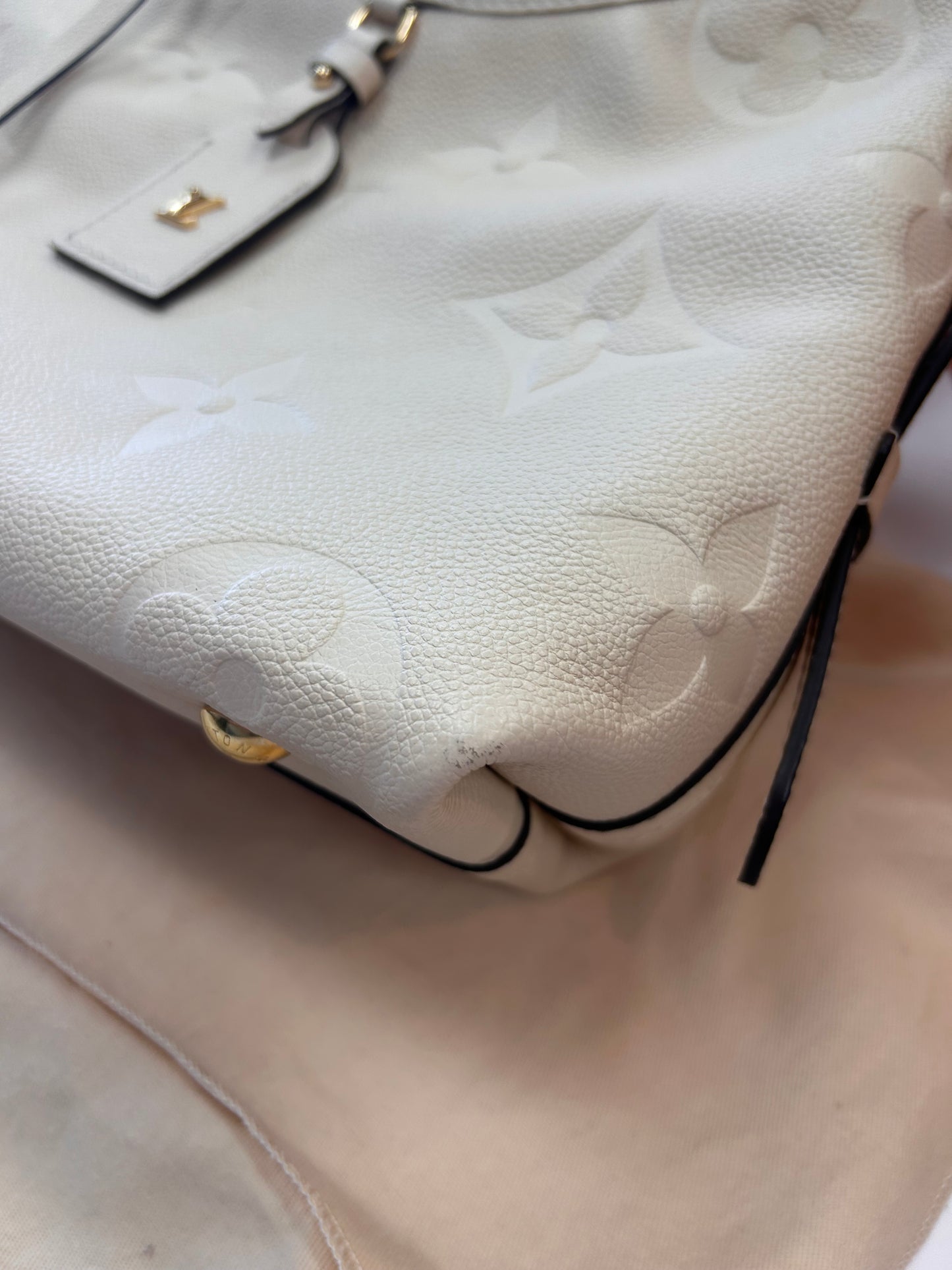 Handbag Luxury Designer By Louis Vuitton, Size: Medium