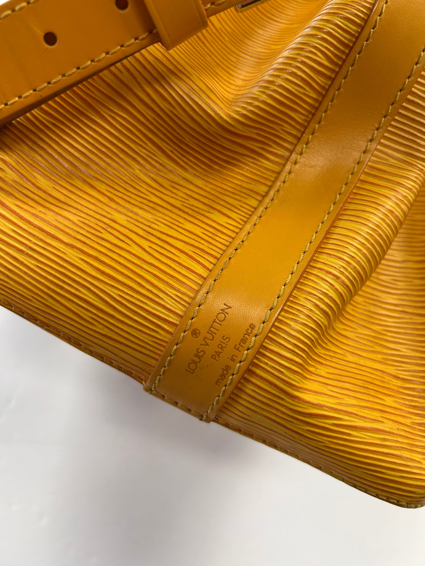 Handbag Luxury Designer By Louis Vuitton, Size: Medium